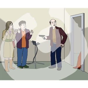 Eine Person steht mit einer Waffe vor zwei Personen mit erhobenen Händen.