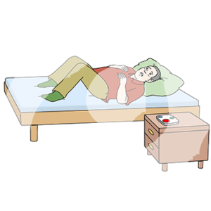 Eine Person liegt in einem Bett.