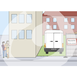 Zwei Personen gucken um eine Hauswand. Daneben ist ein Hof mit einem Lieferwagen, davor ist ein Bauzaun mit einem Schild mit der Aufschrift: Baustelle.