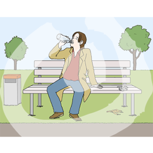 Ein Mann sitzt trinkend auf einer Parkbank. Neben ihm ist Müll.