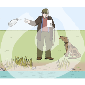 Ein Mann steht neben einem Hund auf einer Wiese. Er wirft eine Flasche ins Wasser und guckt auf einen Zettel in seiner Hand.