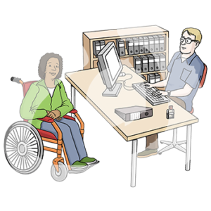 Eine Person sitzt an einem Schreibtisch und tippt auf einer Tastatur. Daneben steht ein Schrank mit Ordnern. Vor dem Tisch sitzt eine Person mit dunkler Hautfarbe im Rollstuhl.