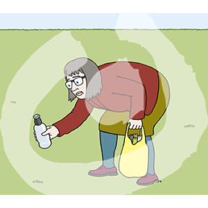 Eine Frau steht hebt gebückt eine Flasche von einer Wiese. In der anderen Hand ist eine Tasche mit Flaschen.