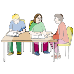 Zwei Kinder sitzen an einem Tisch. Neben einer Jugendlichen sitzt eine erwachsene Person und zeigt auf das Heft auf dem Tisch.