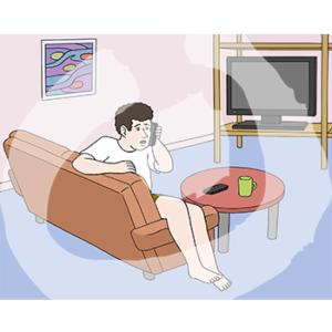 Eine Person sitzt auf einem Sofa und telefoniert. Im Hintergrund ist ein Fernseher.