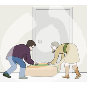 Zwei Personen schieben eine große Kiste vor eine Tür.