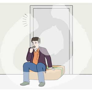 Eine Person sitzt auf einer großen Kiste vor einer Tür.