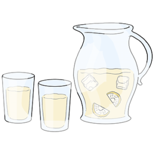 Eine Karaffe mit einer gelben Flüssigkeit, Eiswürfeln und Zitronenscheiben steht neben zwei Gläsern mit einer gelben Flüssigkeit.