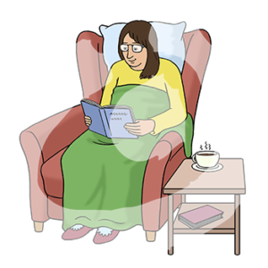 Eine Person sitzt mit Decke und Kissen in einem Sessel und liest in einem Buch. Daneben steht ein Tisch mit einer dampfenden Tasse.