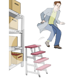 Eine Leiter steht vor einem Regal mit Kisten. Eine Person mit grauem Kittel springt von der Leiter runter.