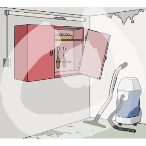 Ein Raum mit kaputten Wänden und Boden. An der Wand hängt eine zerbrochene Leuchtstoffröhre. Darunter hängt ein Schrank mit kaputter Tür. Daneben ist ein kaputter Staubsauger.