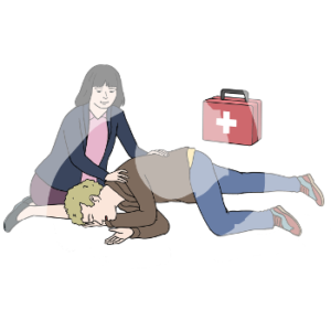 Eine Person kniet seitlich neben einer bewusstlosen Person und hat die Hände auf ihrem Rücken. Die Person liegt seitlich auf einer Körperhälfte, der obere Arm liegt angewinkelt vor dem Gesicht. Der untere Arm liegt darunter, das obere Bein ist angewinkelt, das untere gestreckt. Der Kopf ist über streckt und der Mund offen. Im Hintergrund steht ein roter Koffer mit weißem Kreuz.