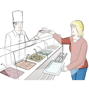 Eine Person in Kochjacke und Kochmütze steht hinter einer Theke mit Essen. Sie übergibt einen dampfenden Teller an eine andere Person mit Tablett.