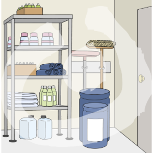 Ein Raum mit einem Regal. Auf dem Regal sind verschiedene Verpackungen, Müllbeutel und gefaltete Tücher. Daneben stehen zwei Tonnen, dahinter ein Besen und ein Wischer in einer Halterung an der Wand.