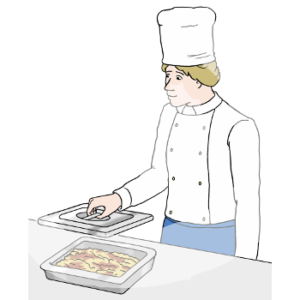 Eine Person in Kochuniform, Schürze und Kochmütze hält einen Deckel über einen Metallbehälter mit Speisen.