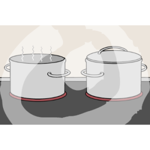 Zwei Töpfe stehen nebeneinander auf einem eingeschalteten Kochfeld. Ein Topf hat einen Deckel, aus dem anderen kommen Hitzewellen heraus.