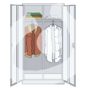 Ein offener Schrank. Auf der einen Seite liegen gestapelte Klamotten und eine Jacke an einem Bügel. Auf der anderen Seite liegt gestapelte Arbeitskleidung und eine Arbeitsjacke an einem Bügel.