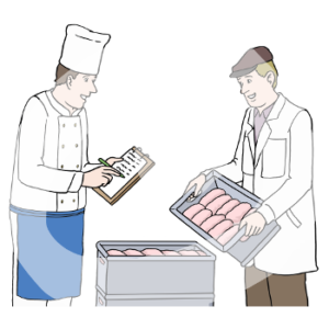 Eine Person in Kochjacke, Schürze und Kochmütze steht mit Klemmbrett und Stift in der Hand vor einem Stapel mit Kisten. Davor steht eine weitere Person mit einer der Kisten in der Hand und zeigt den Inhalt der Kisten der ersten Person.