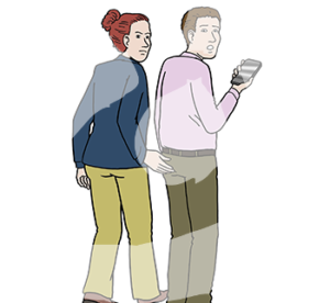 Eine Frau fasst einem ängstlichen Mann mit einer Hand an den Po. Er dreht sich um.