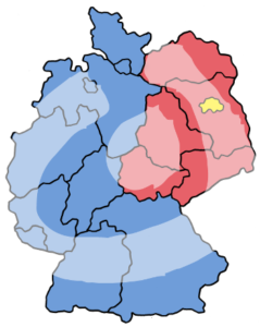 Eine Deutschlandkarte. Die Bundesländer der BRD sind blau unterlegt, die DDR rot und Berlin ist gelb. In der DDR sind die heutigen Grenzen der Bundesländer eingezeichnet.
