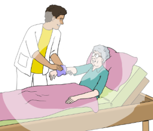 Eine Person in weißer Pflegeuniform hält einen Waschlappen auf den Arm einer älteren Person in einem Bett.