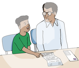 Ein trauriger Mann sitzt neben einem Kind an einem Tisch und guckt das Kind an. Das Kind guckt fröhlich und zeigt auf einen Brief auf dem Tisch.