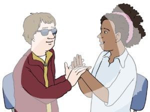 Zwei Personen sitzen sich gegenüber. Eine Person trägt eine Sonnenbrille und hält die Hände der anderen Person fest.