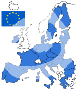 Eine Karte von Europa mit allen Ländern der EU in Blau markiert. Daneben ist die Flagge der EU.