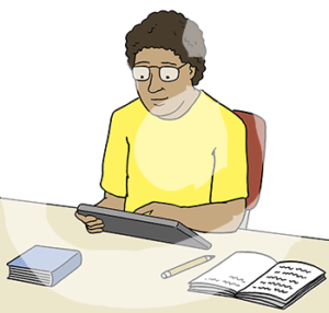 Eine Person sitzt an einem Tisch, in der Hand hält sie ein Tablet. Auf dem Tisch liegen ein Buch und ein aufgeschlagenes Heft mit Stift.