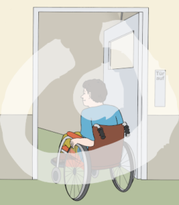 Eine Person im Rollstuhl fährt durch eine breite Tür.