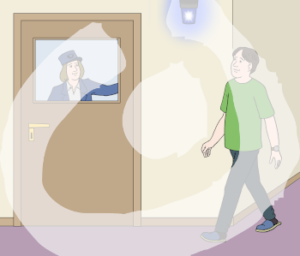 Eine Person läuft auf eine Tür zu. Neben der Tür ist ein blaues Lichtsignal. Eine andere Person schaut aus dem Fenster der Tür raus.