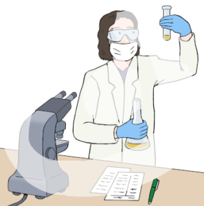 Eine Frau in weißem Kittel, Schutzbrille, Schutzmaske und Schutzhandschuhen steht vor einem Tisch. Sie hält ein Reagenzglas und ein Messkolben mit Flüssigkeiten in der Hand. Auf dem Tisch steht ein Mikroskop und Zettel und Stift.