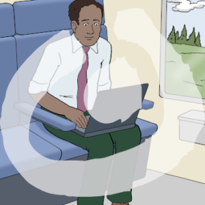 Eine Person sitzt im Zug. Auf ihrem Schoß ist ein Laptop.