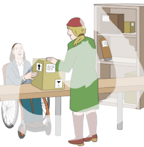Eine Person steht vor einem Tisch und stellt ein Paket darauf. Dahinter sitzt eine andere Person im Rollstuhl und nimmt es entgegen. Im Hintergrund steht ein Schrank mit weiteren Paketen.