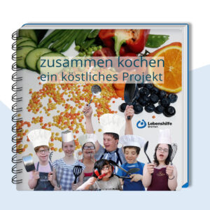 Titelbild vom Kochbuch Zusammen kochen, ein köstliches Projekt. In der oberen Hälfte sieht man buntes Obst und Gemüse. Darunter stehen Kinder mit verschiedenen Behinderungen. Sie haben Kochmützen auf und lachen.