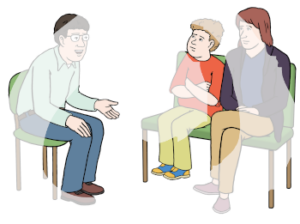 Eine Person sitzt auf einem Stuhl. Gegenüber sitzen ein Kind und eine Erwachsene zusammen auf einer Bank. Sie hören der Person auf dem Stuhl zu.