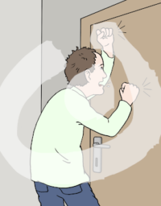 Ein ängstlicher Mann steht vor einer verschlossenen Tür. Er hämmert mit den Fäusten dagegen.