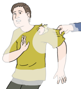 Eine Hand zerreißt das Oberteil einer Person. Die Person hebt abwehrend die Hand.