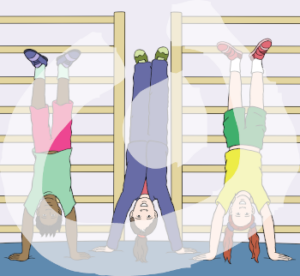 Drei Kinder mit Sportkleidung stehen umgedreht auf ihren Händen. Hinter ihnen sind zwei Sprossenwände.