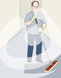 Eine Person steht in einem Raum und hält einen Wischer mit Teleskopstange auf den Boden. Die eine Seite des Bodens ist nass.