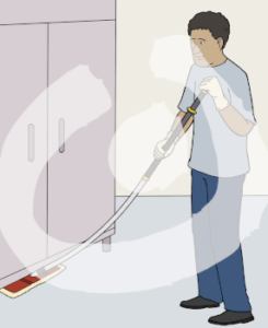 Eine Person steht aufrecht vor einem Schrank. Sie hält einen Wischer mit Teleskopstange unter den Schrank.