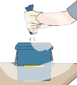 Über einem Eimer wird ein von zwei Händen zusammengedrückter Lappen ausgewrungen.