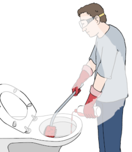 Eine Person steht aufrecht vor einer Toilette. Sie hält eine Toilettenbürste und Putzmittel in der Hand.