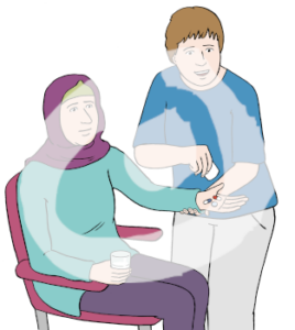 Eine Person sitzt auf einem Stuhl. In der einen Hand hält sie ein Glas. In der anderen liegen Medikamente. Daneben steht eine Person und hält einen umgedrehten Becher über der Hand mit den Medikamenten.