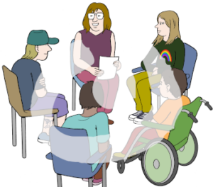 Vier Jugendliche sitzen im Stuhlkreis zusammen. Eine erwachsene Person hat einen Zettel in der Hand.