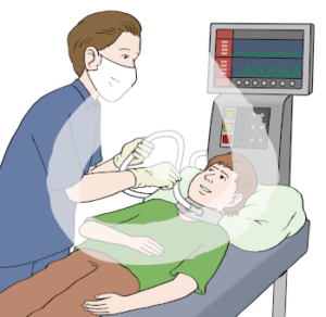 Ein Jugendlicher liegt auf einer Untersuchungsliege. Er hat eine Halskrause mit einem Schlauch. Eine Person in Pflegeuniform mit Handschuhen und Atemschutzmaske hält den Schlauch fest. Sie guckt auf einen Überwachungsmonitor.