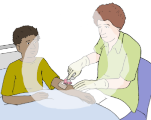 Ein Kind sitzt in einem Pflegebett. Eine Person mit Handschuhen entfernt einen Zugang in der Armbeuge des Kindes.