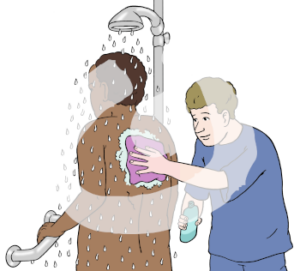 Eine Person steht in Rückenansicht unter einer Dusche. Sie hält sich an einer Stange fest. Eine Person in Pflegeuniform wäscht ihren Rücken.