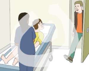 Eine Person liegt auf einer Untersuchungsliege, sie hat nackte Beine. Vor ihr steht eine Person in Pflegeuniform. Ein Mann kommt in den Raum. Die Person auf der Untersuchungsliege schaut den Mann wütend an.