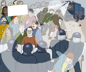 Eine Gruppe Menschen demonstriert. Im Vordergrund stehen uniformierte Polizisten. Sie tragen Helme und Schutzschilde. Zwei Polizisten führen einen Mann ab. Im Hintergrund sprüht ein Wasserwerfer Wasser auf drei demonstrierende Personen.